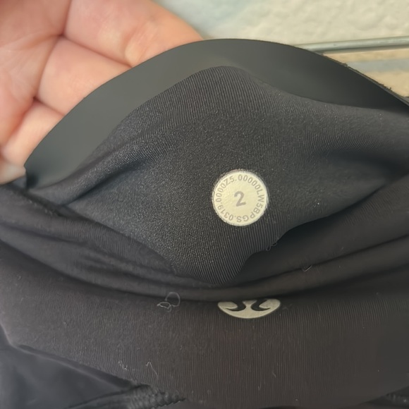 Lululemon Black in movement leggings 25 inch size 2 everlux - Picture 3 of 3